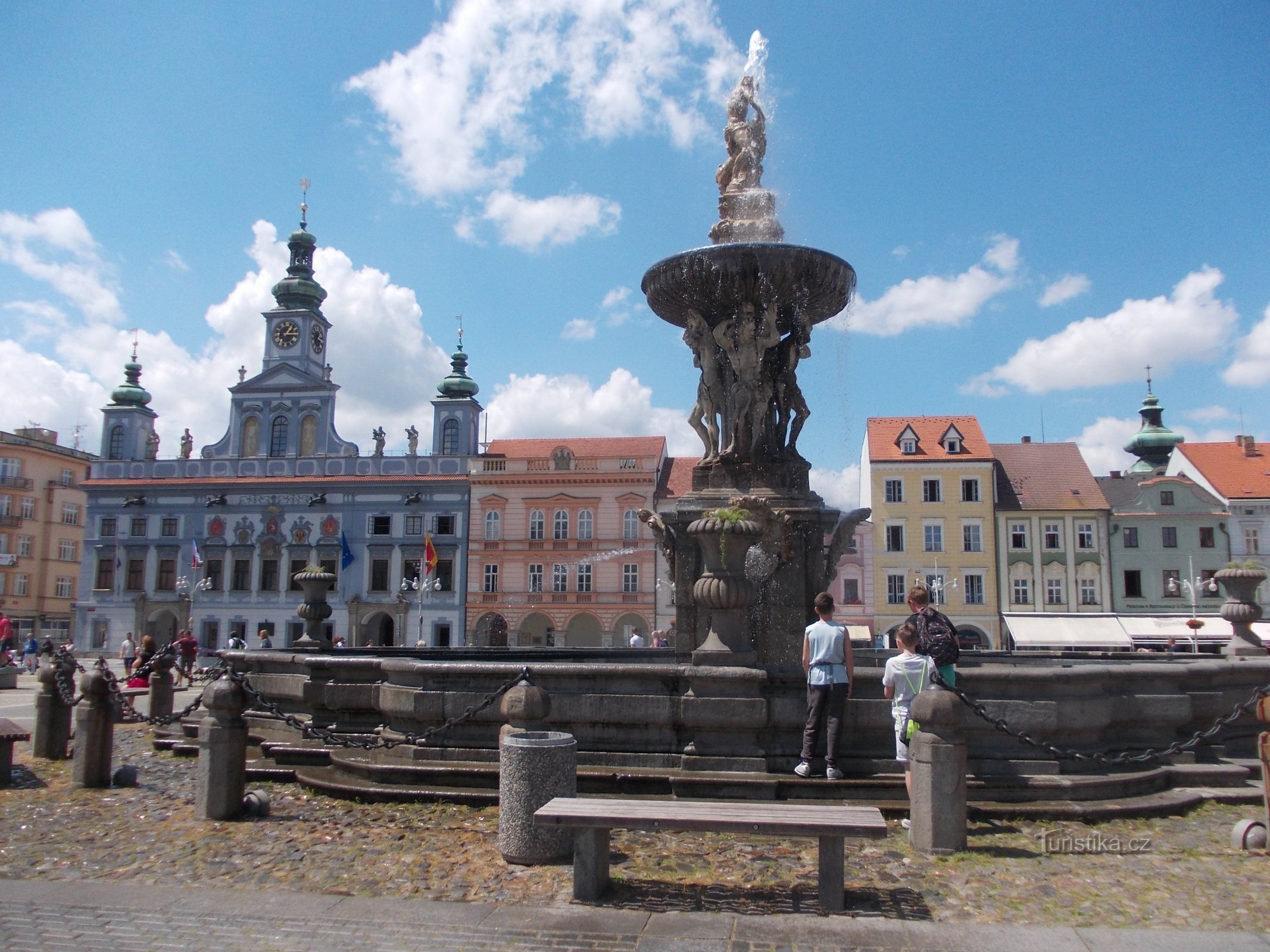 Fuente de Sansón, al fondo el ayuntamiento