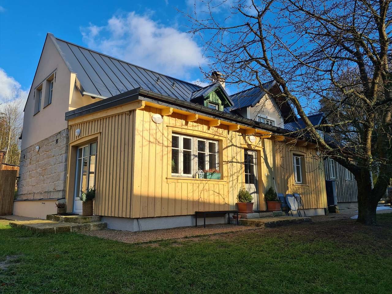 Sandstone Lodge, Blick vom Garten