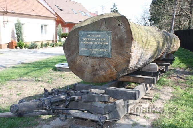 Lanžots träarbetares släde med en massiv ek