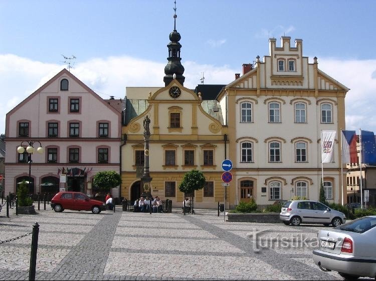 Saré náměstí-mairie : ces trois bâtiments sont : à partir de la gauche, l'hôtel Korado, l'ancienne mairie et