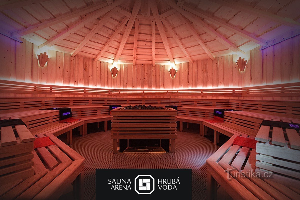 Sauna aréna pro až 70 lidí, ve které probíhají saunové ceremoniály.