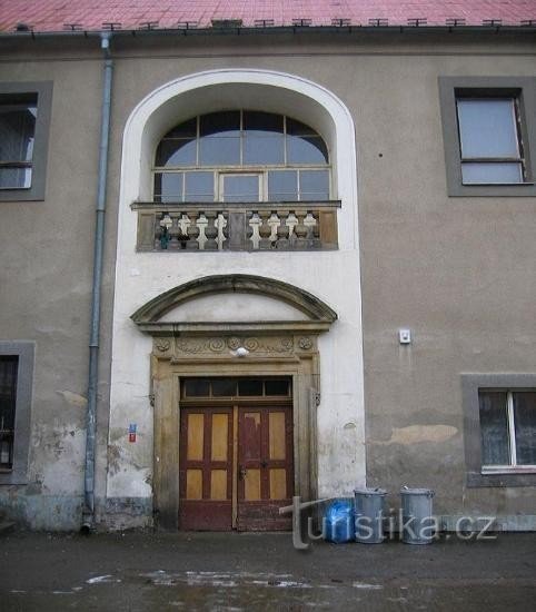 Sazená - château : La seule partie conservée du château - le portail d'entrée