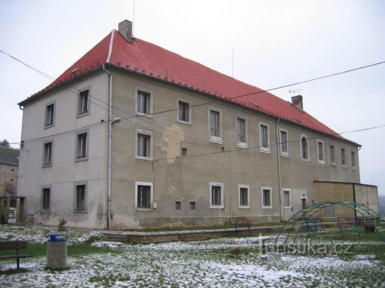 Sazená - zámek: Pohled z bývalého zámeckého dvora, nyní hřiště mateřské školky