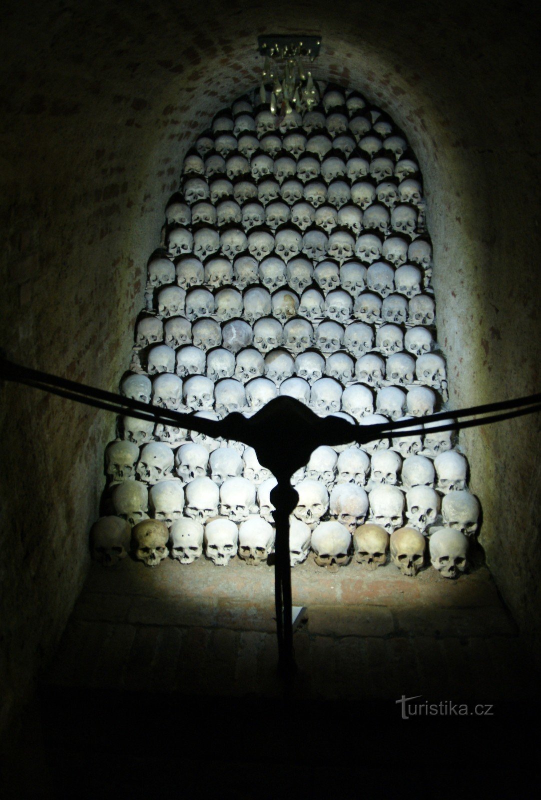 Sammlung von Schädeln unter ehemaligen Friedhof