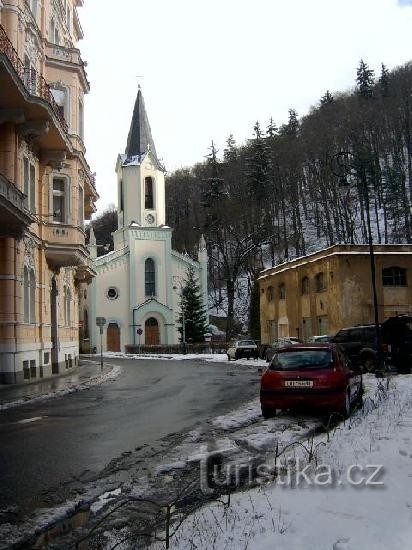 zbor Dr. Pavla Farského 1: Do 1946. godine evangelička crkva sv. Petar. U neoromanici