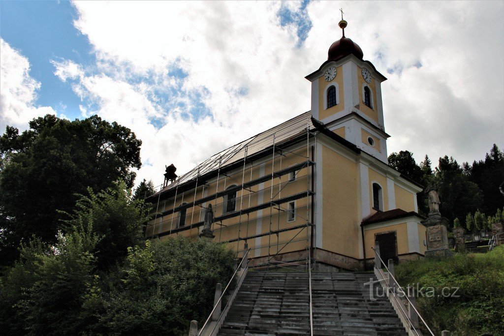 Stopnišče in zahodna fasada cerkve Svete Trojice