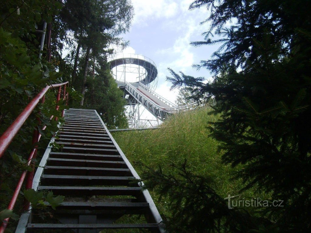 escaleras al puente por la pista de aterrizaje