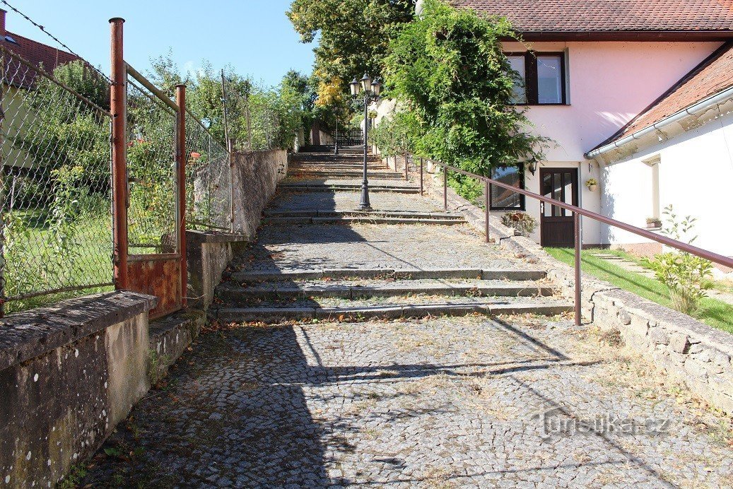 Escaliers vers l'église