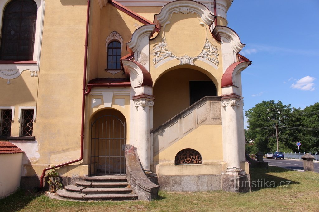 Trappa på södra sidan av kyrkan