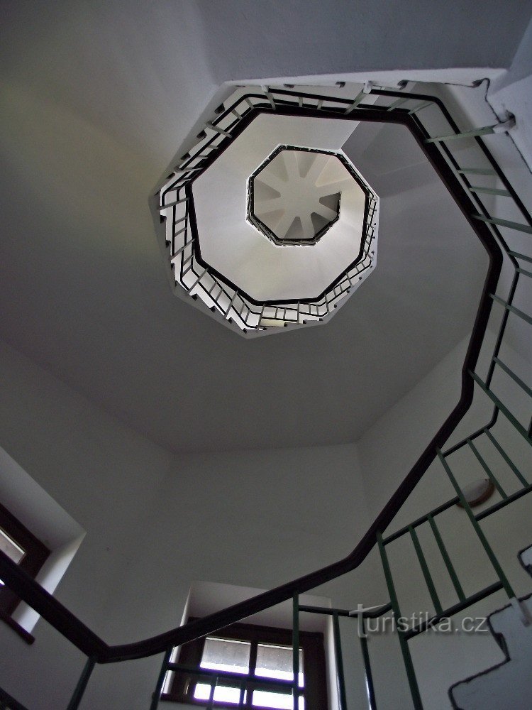 escaleras a la torre de vigilancia