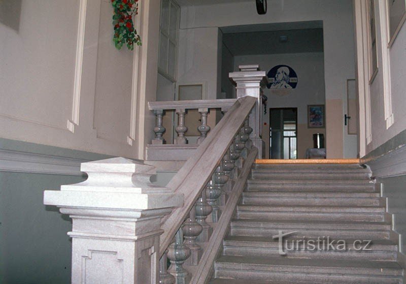 Escadaria com corrimão de mármore