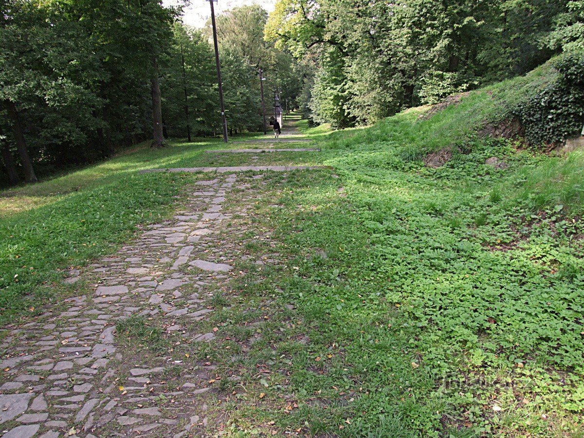 Lépcső a Fájdalmas Szűzanya templomhoz