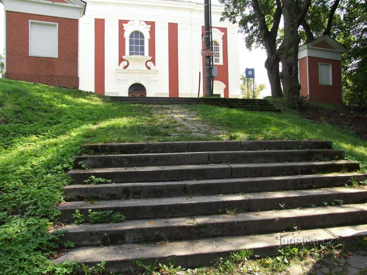 Cầu thang lên nhà thờ Đức Mẹ Sầu Bi