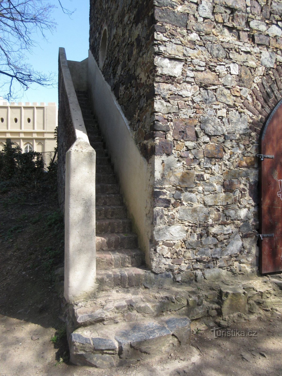 塔への階段