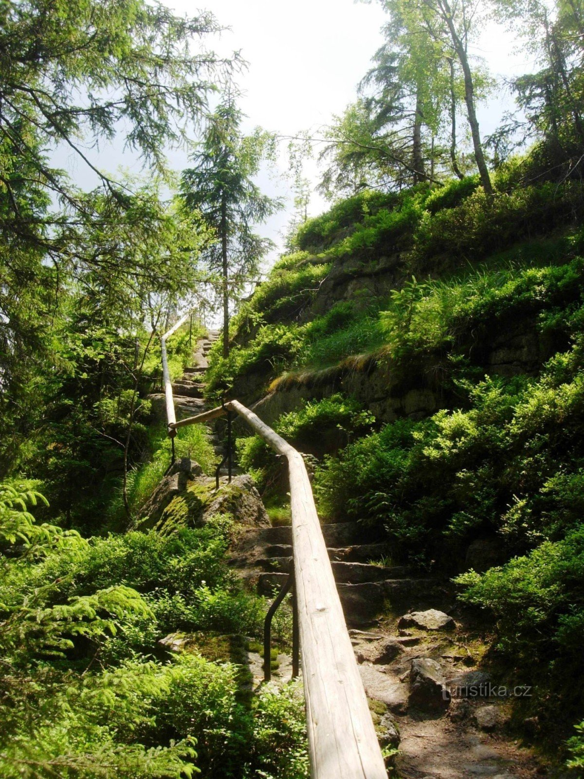通往 Vintíř 岩石的楼梯