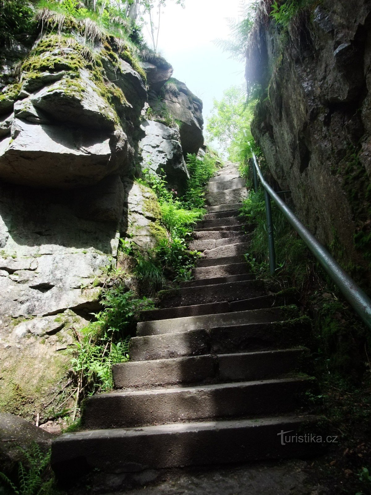 Stepenice koje vode do ledene jame