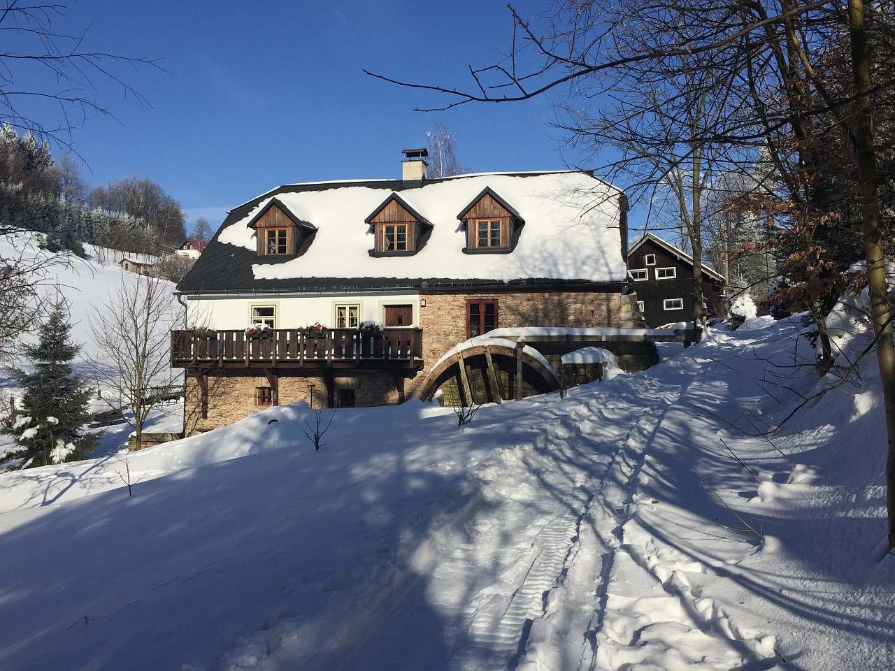 Scholzův mlýn a parádní kopec na bobování.