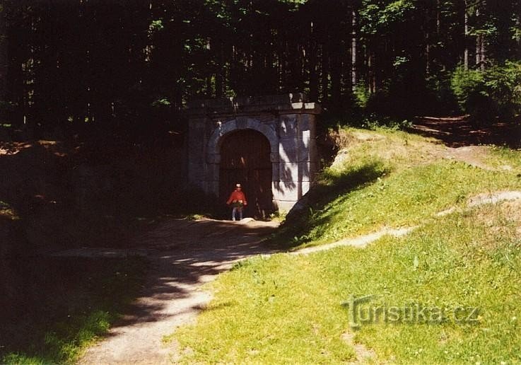 Canal Schwarzenberg : le portail inférieur du tunnel