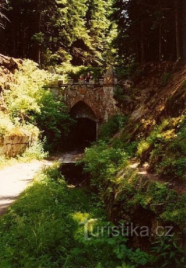 Schwarzenberg-csatorna: felső alagútportál