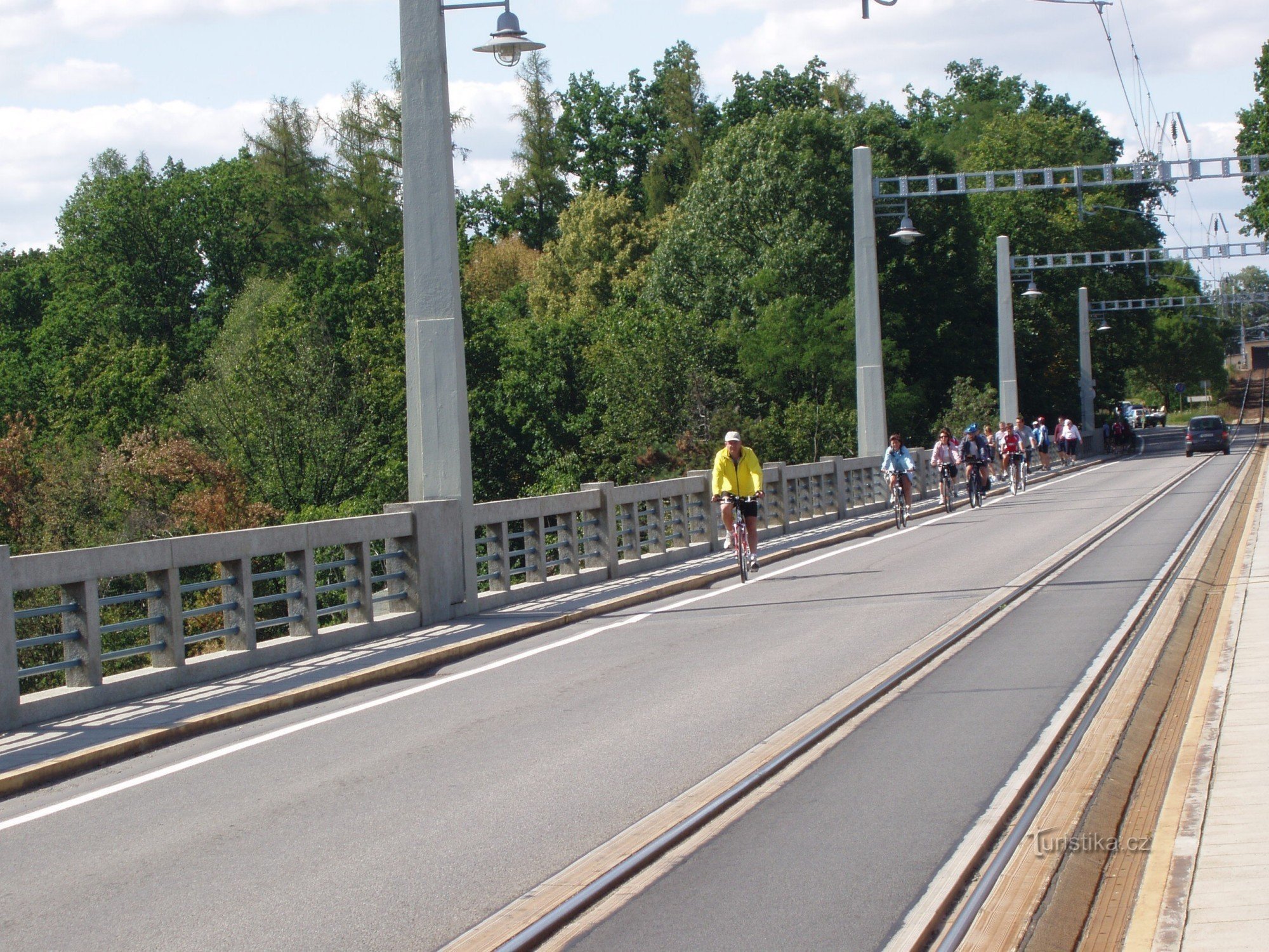 Puente combinado de carretera y ferrocarril en Bechyn