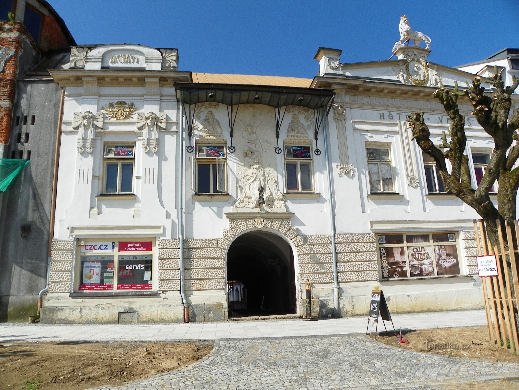 Facciata in stile Liberty dell'Hotel Veliš con elementi patriottici