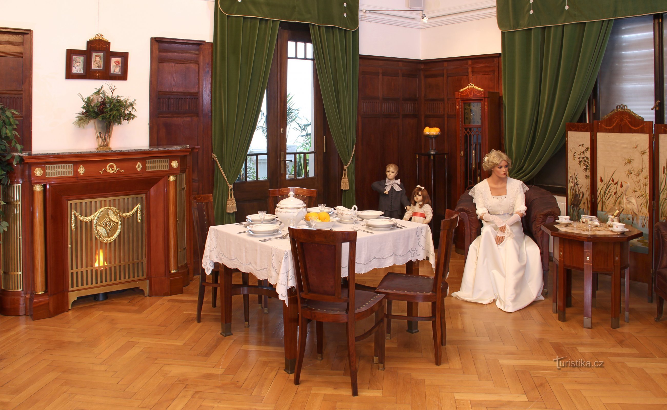 Art Nouveau dining room