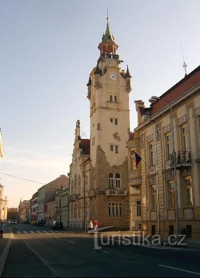 Jugendstil-Rathaus: Das Jugendstil-Rathaus mit spektakulärem Turm wurde 1907 erbaut. Bis St.