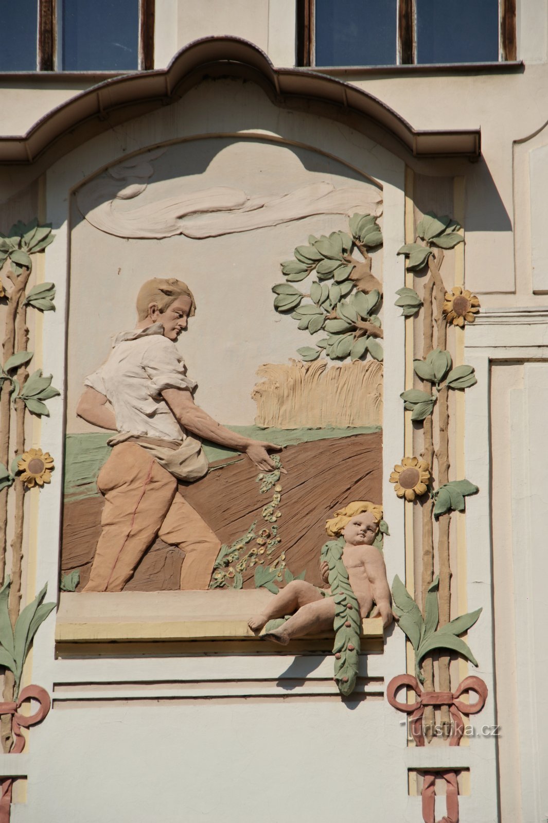 relief art nouveau d'un agriculteur semant des graines