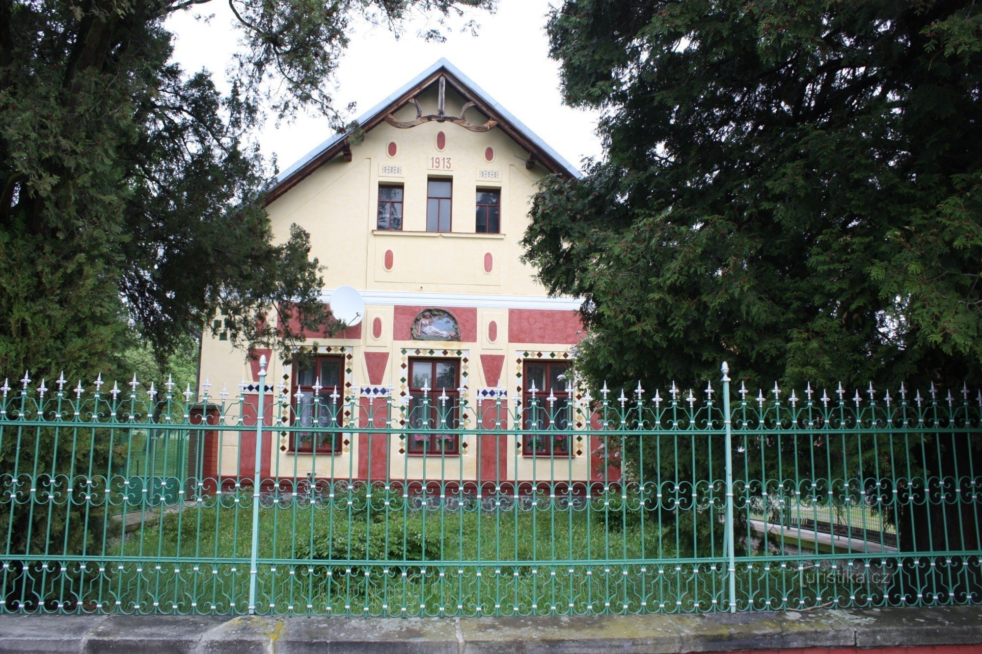 Bondgård i jugend i byn Loučky nära Slatiňan