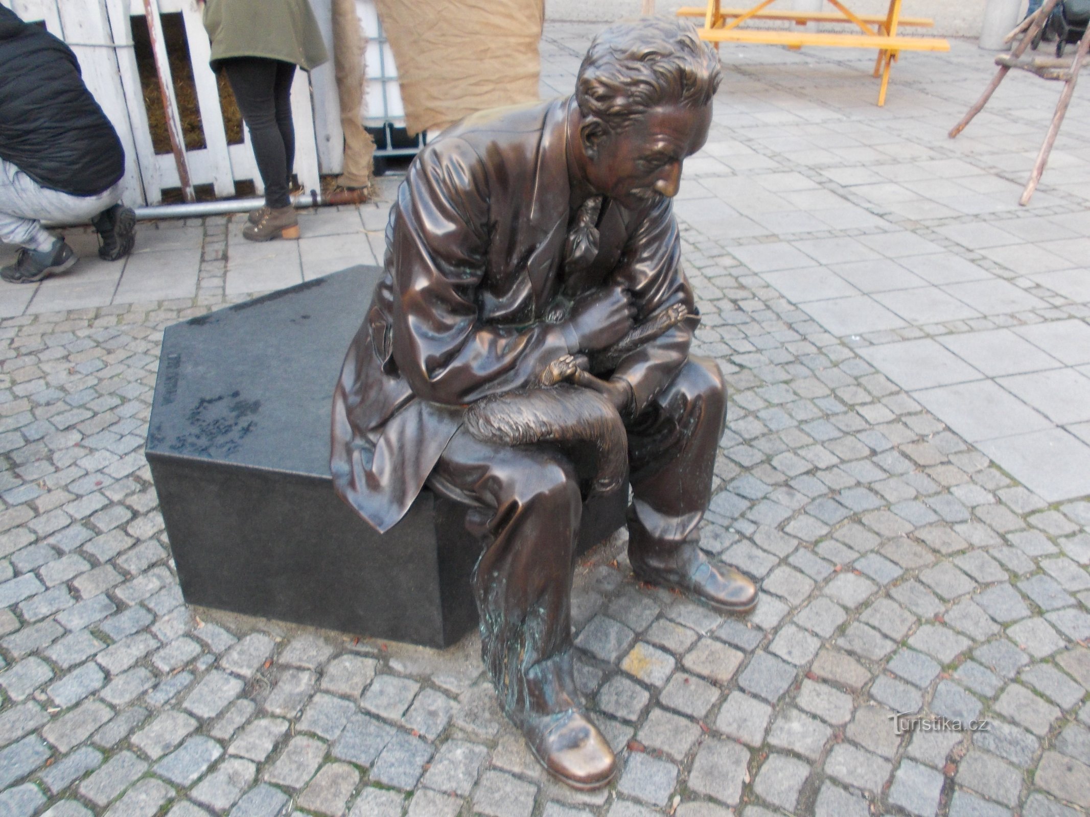 sittande Leoš Janáček på Jiráskovtorget