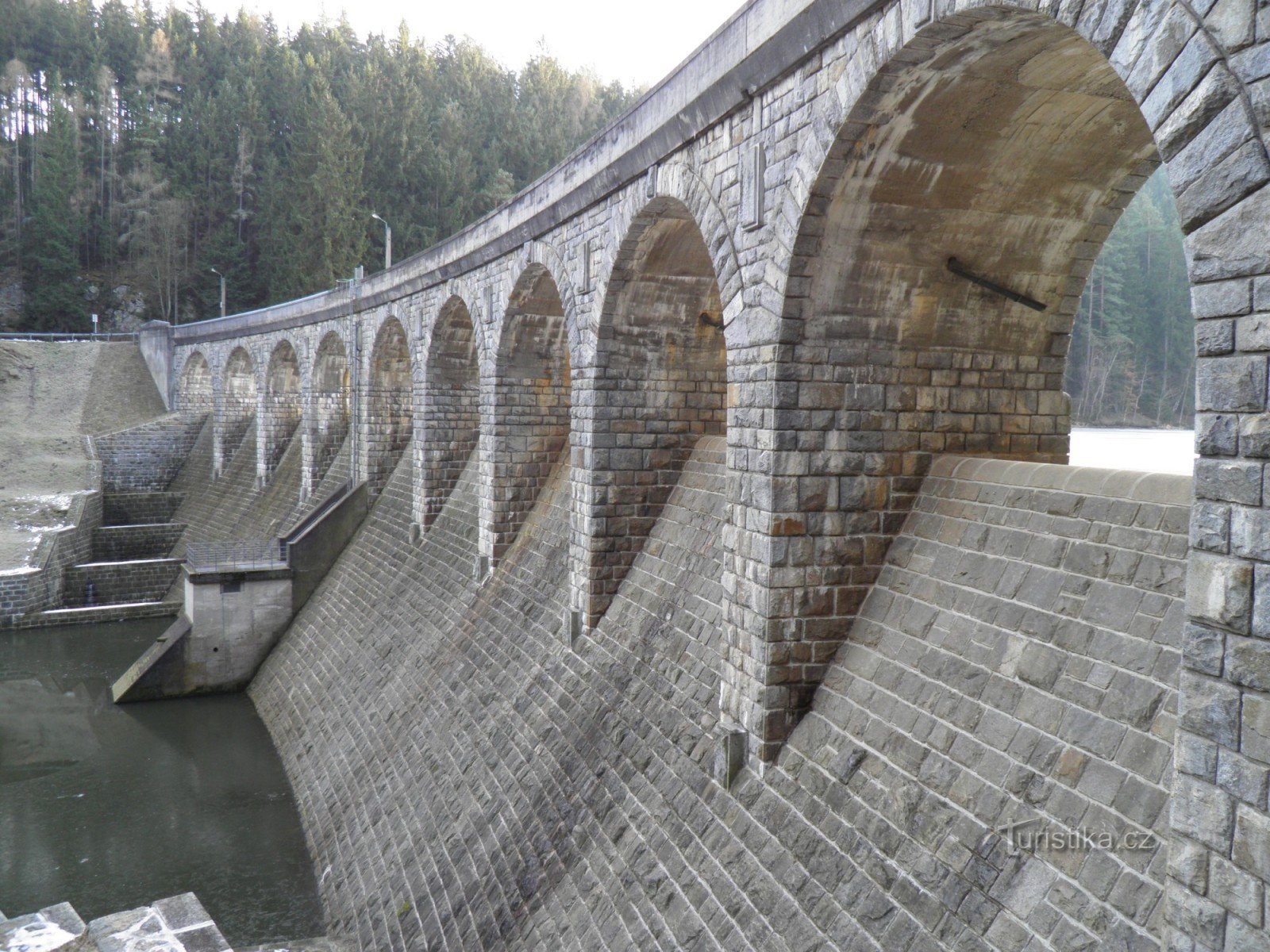 Presa de Sedlická en invierno.