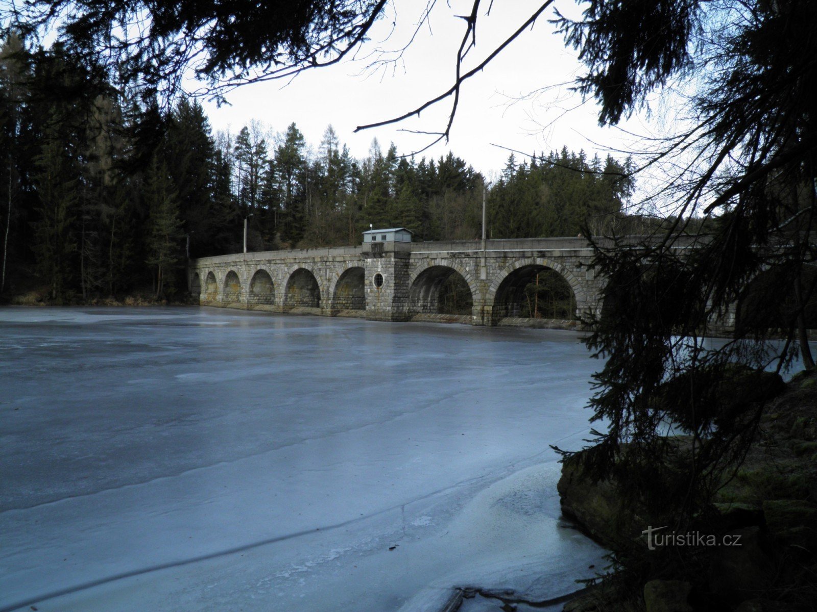 Staudamm Sedlická im Winter.