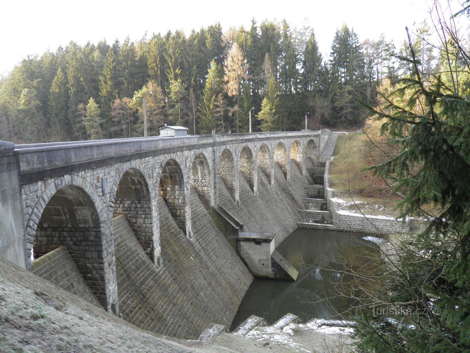 Đập Sedlická vào mùa đông.
