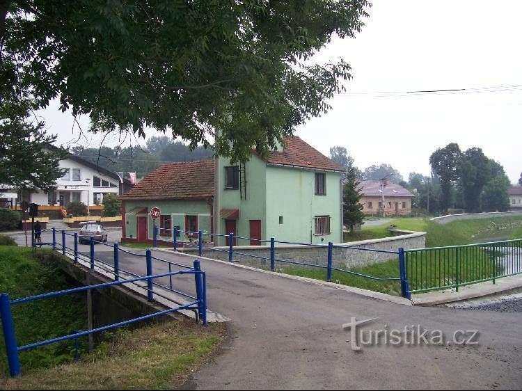 Sedlnice: Uitzicht vanaf de kerk naar de brandweerkazerne, met op de achtergrond het stadskantoor