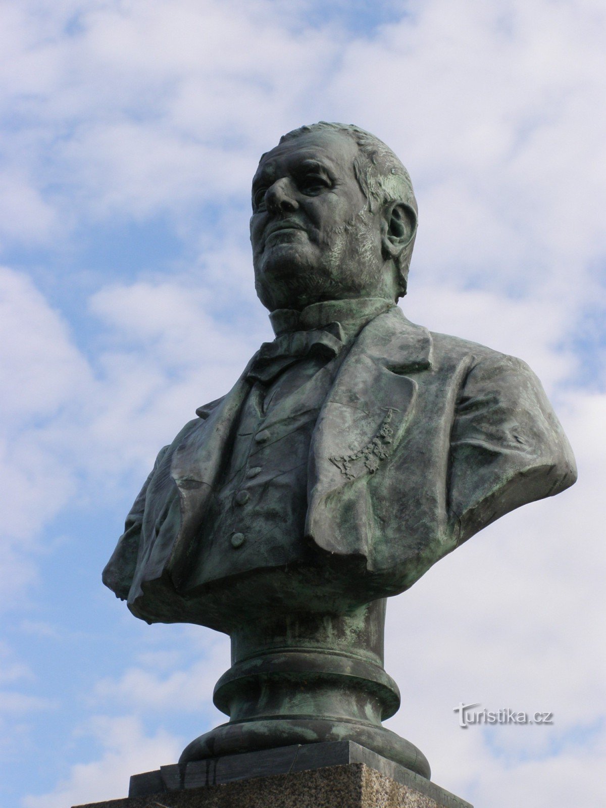 Sedmihorky - monumento ao fundador do Mudr Spa. Nobres