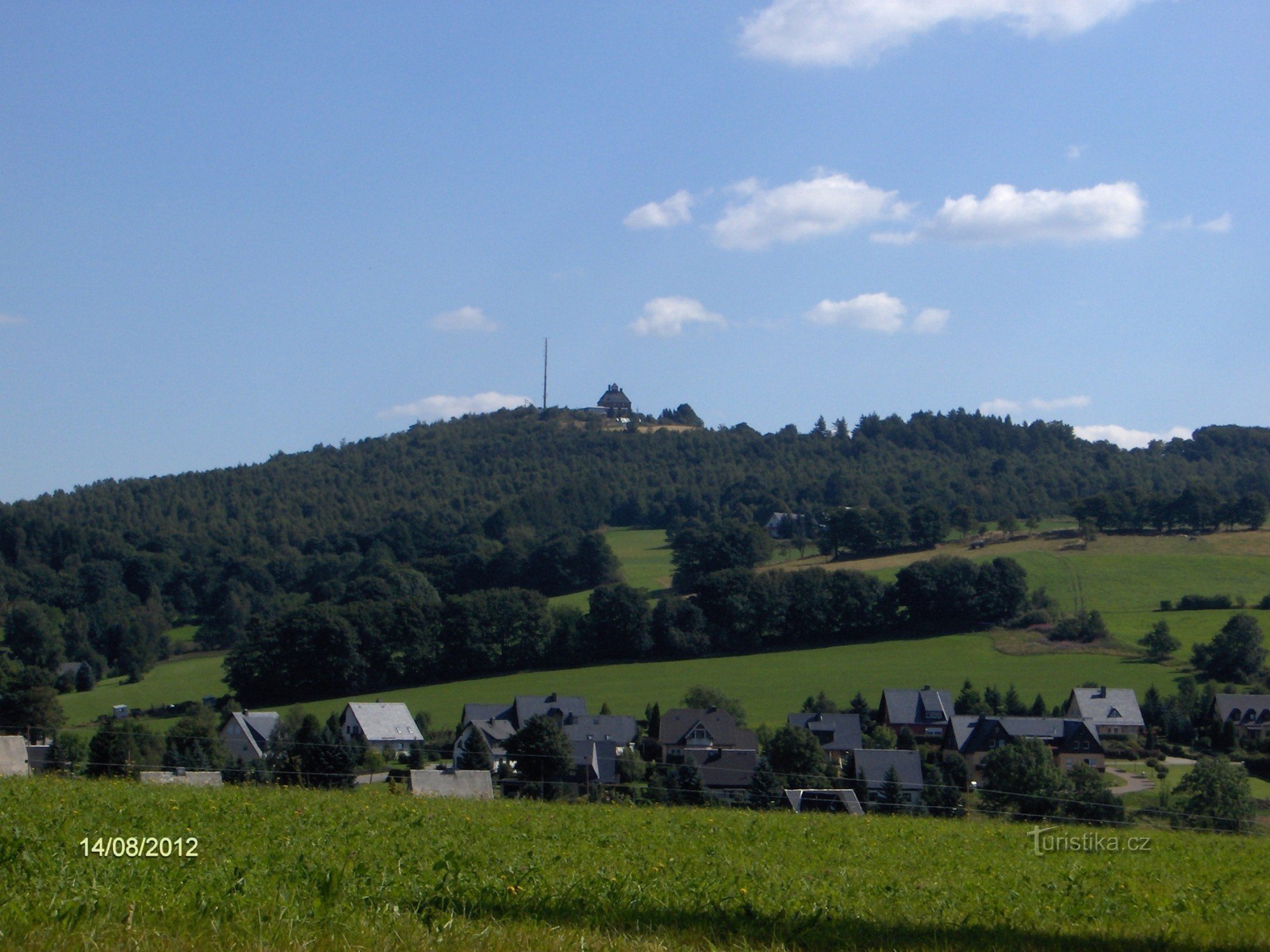 Seiffen, với hậu cảnh là túp lều trên núi Schwartenberg