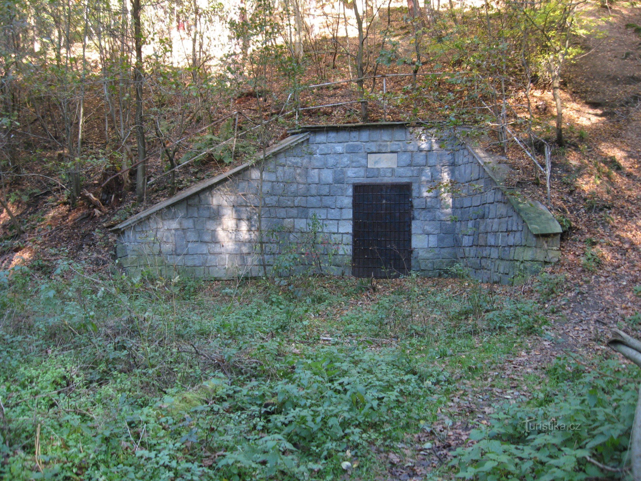 Seismological tunnel