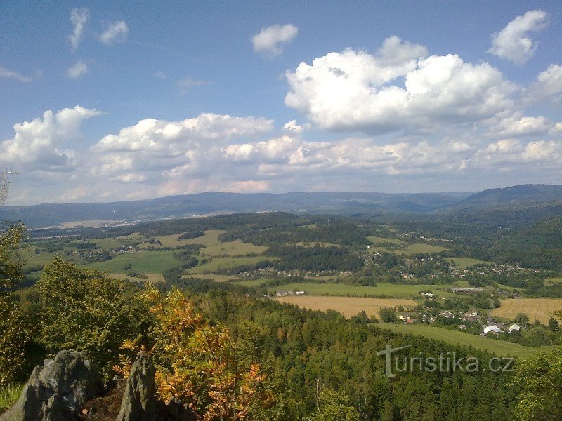 Το Šemnice, η Dubina και η κορυφογραμμή των Ore Mountains στο βάθος