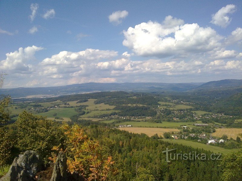 Šemnice, Dubina und im Hintergrund der Kamm des Erzgebirges