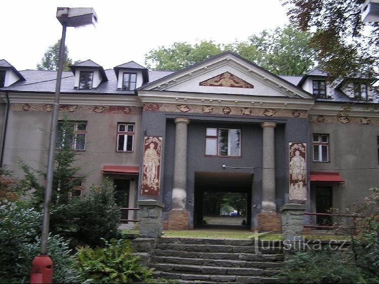 Lâu đài Šenov: Lâu đài Šenov - mặt trước