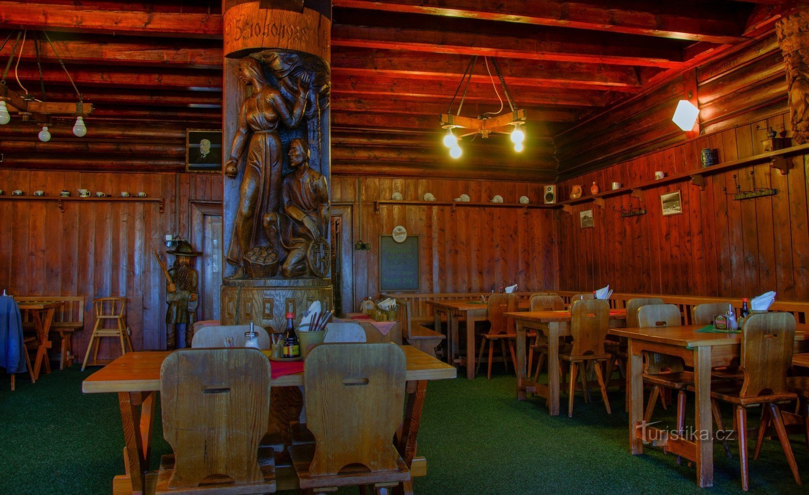 Šerlich - l'intérieur de la salle à manger du refuge de montagne de Masaryk (à partir de 1925) avec un support cylindrique