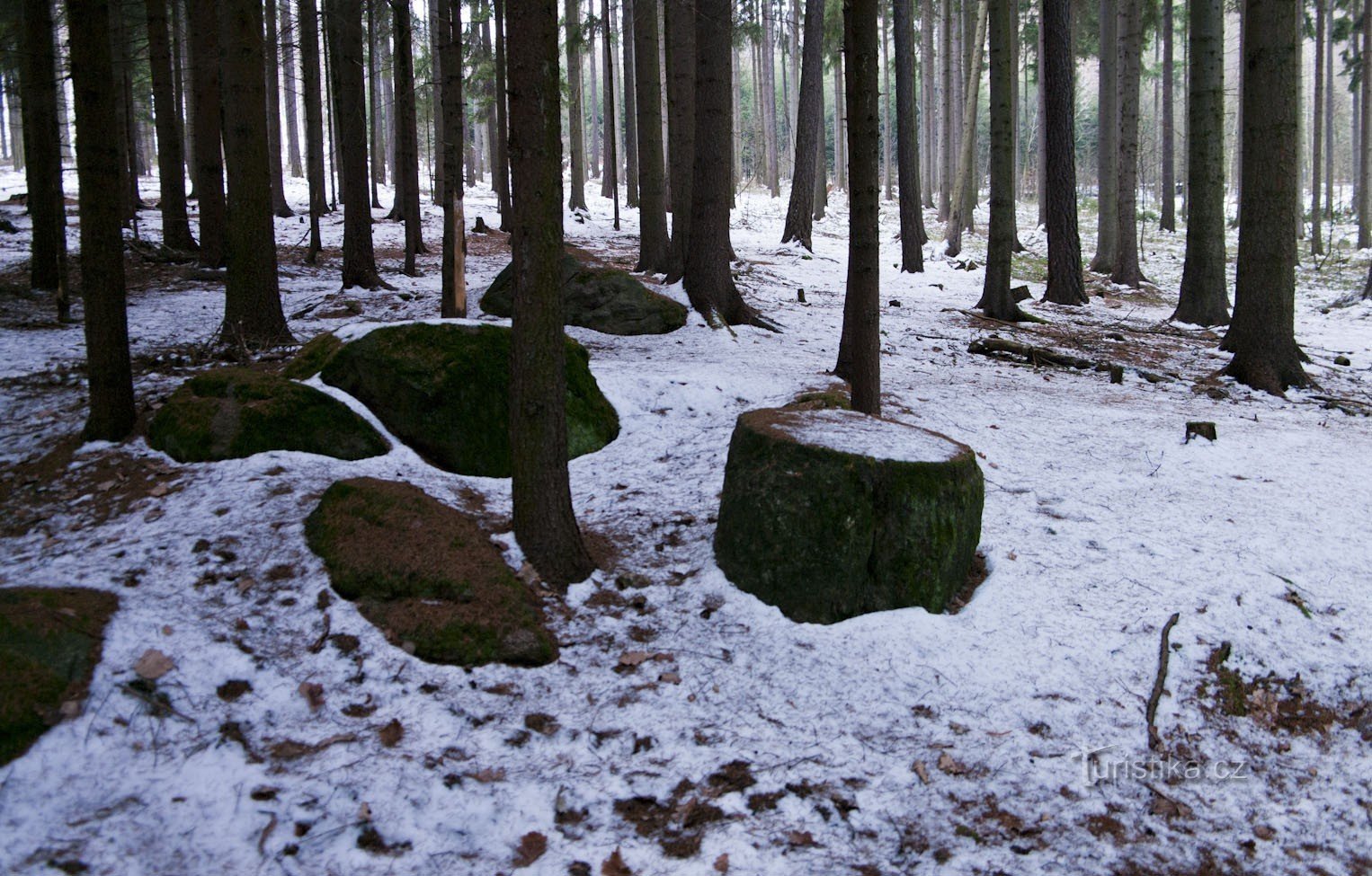 Eine Gruppierung von Felsbrocken mit einem mysteriösen Stein