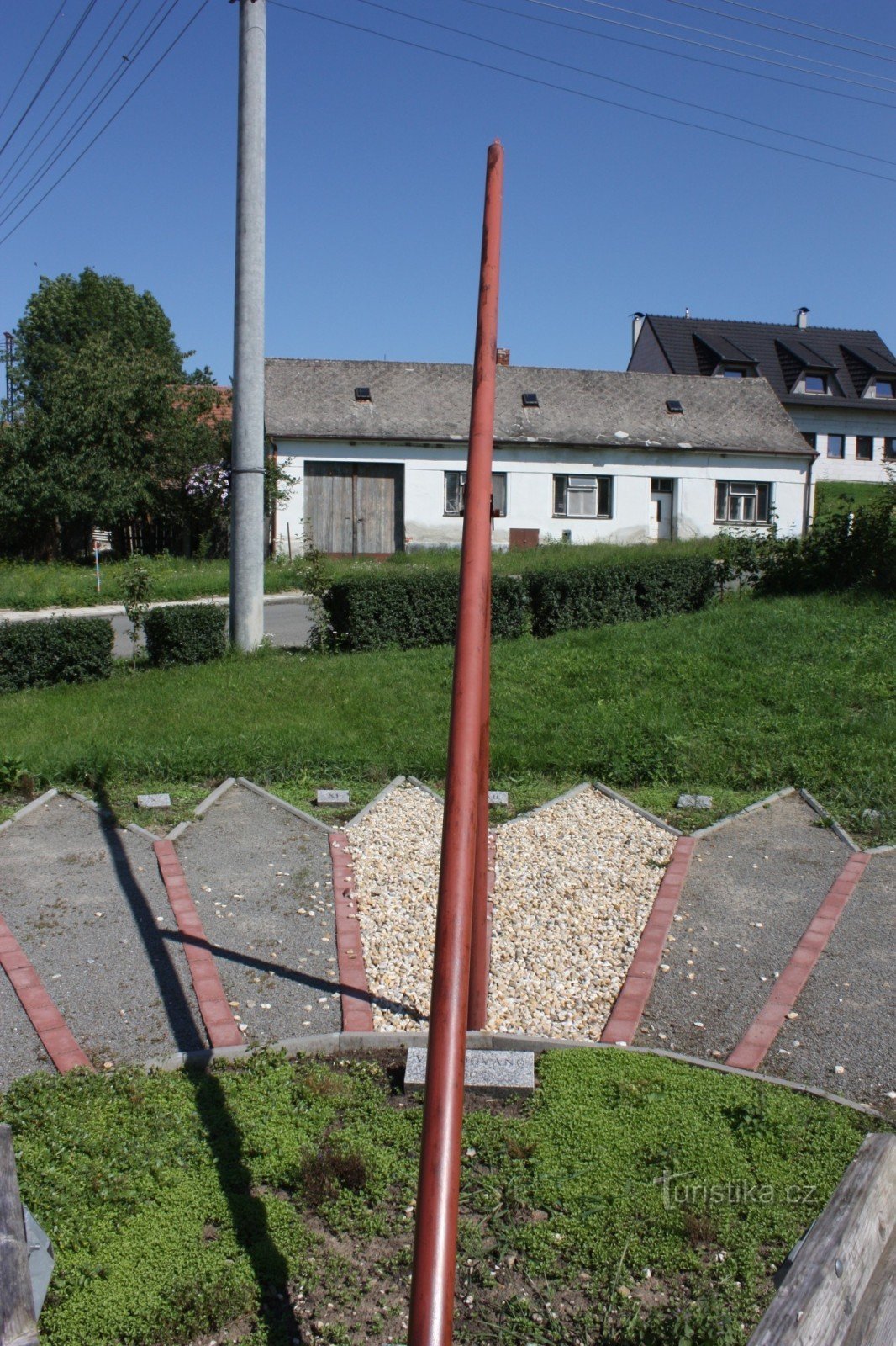 Een paal van zes meter van de zonnewijzer in het dorp Hýsly