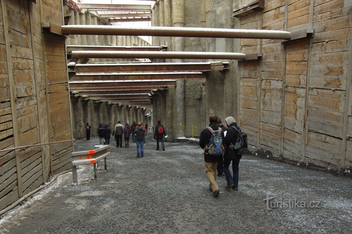 Descente vers la station Nádraží Veleslavín en construction