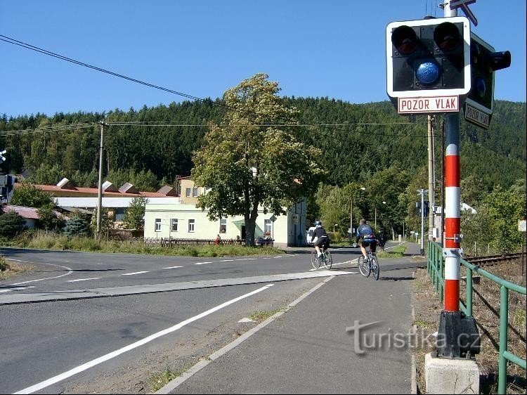 Norden und Westen: Westwärts, d.h. links abbiegen, der grün markierte Weg führt hindurch