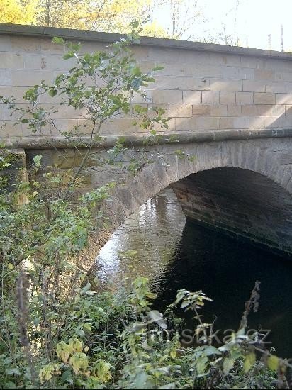 Arcul podului de nord: Doi stâlpi de gresie s-au sprijinit pe pilonii podului central