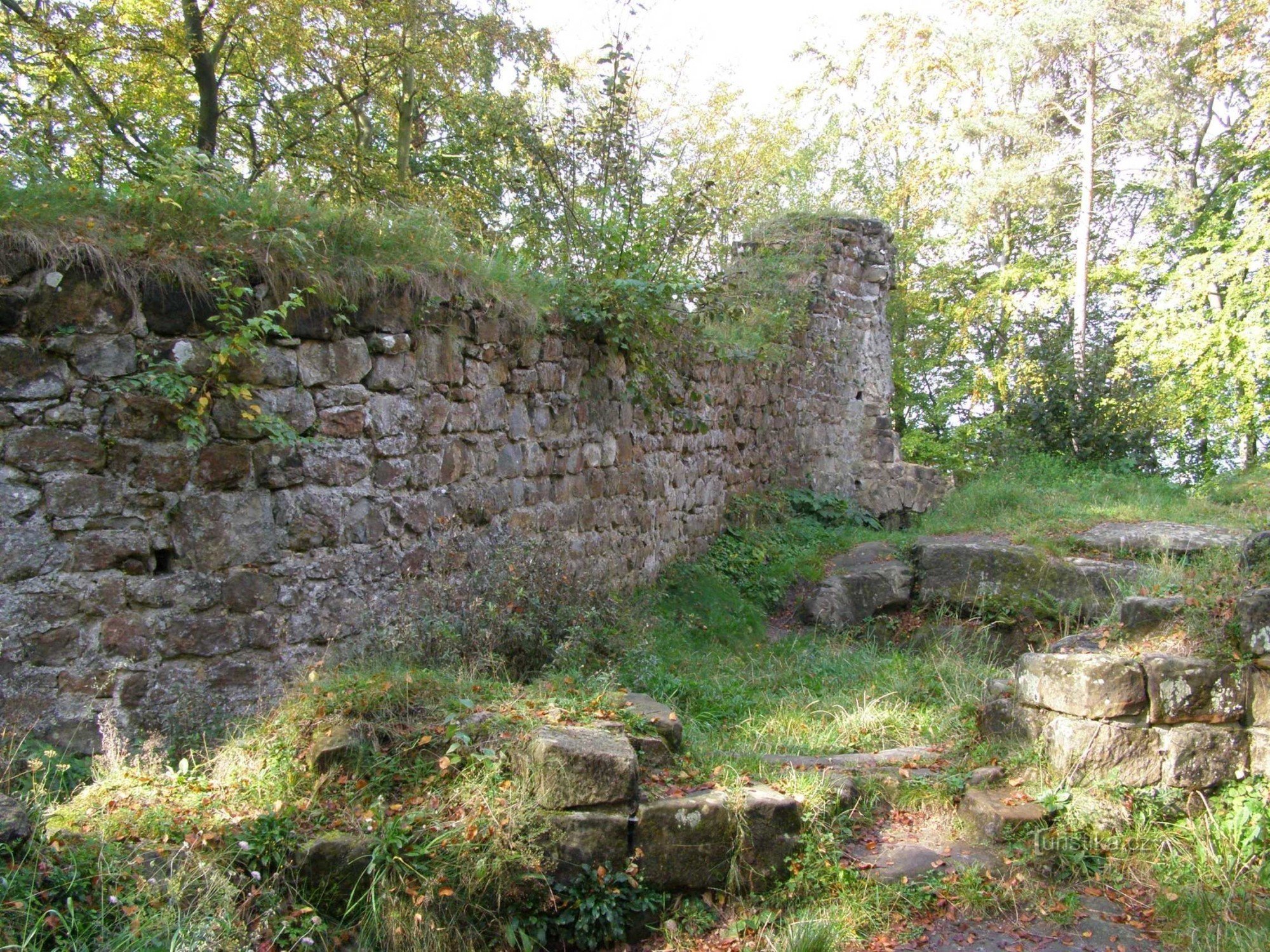 bức tường phía bắc từ phía bên trong với những gì còn lại của cung điện