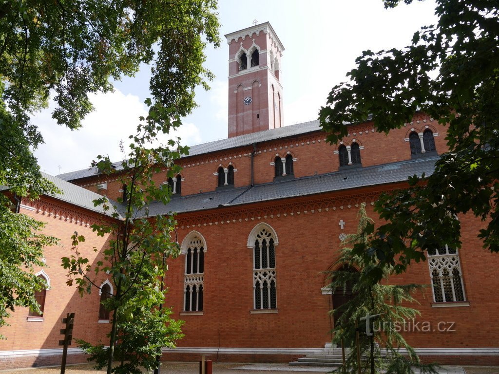 Latura de nord a bisericii