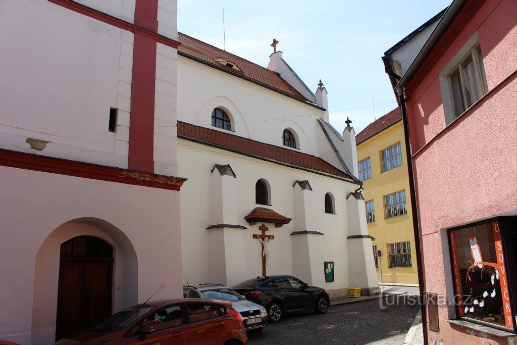 Côté nord de l'église, rue Kostelní