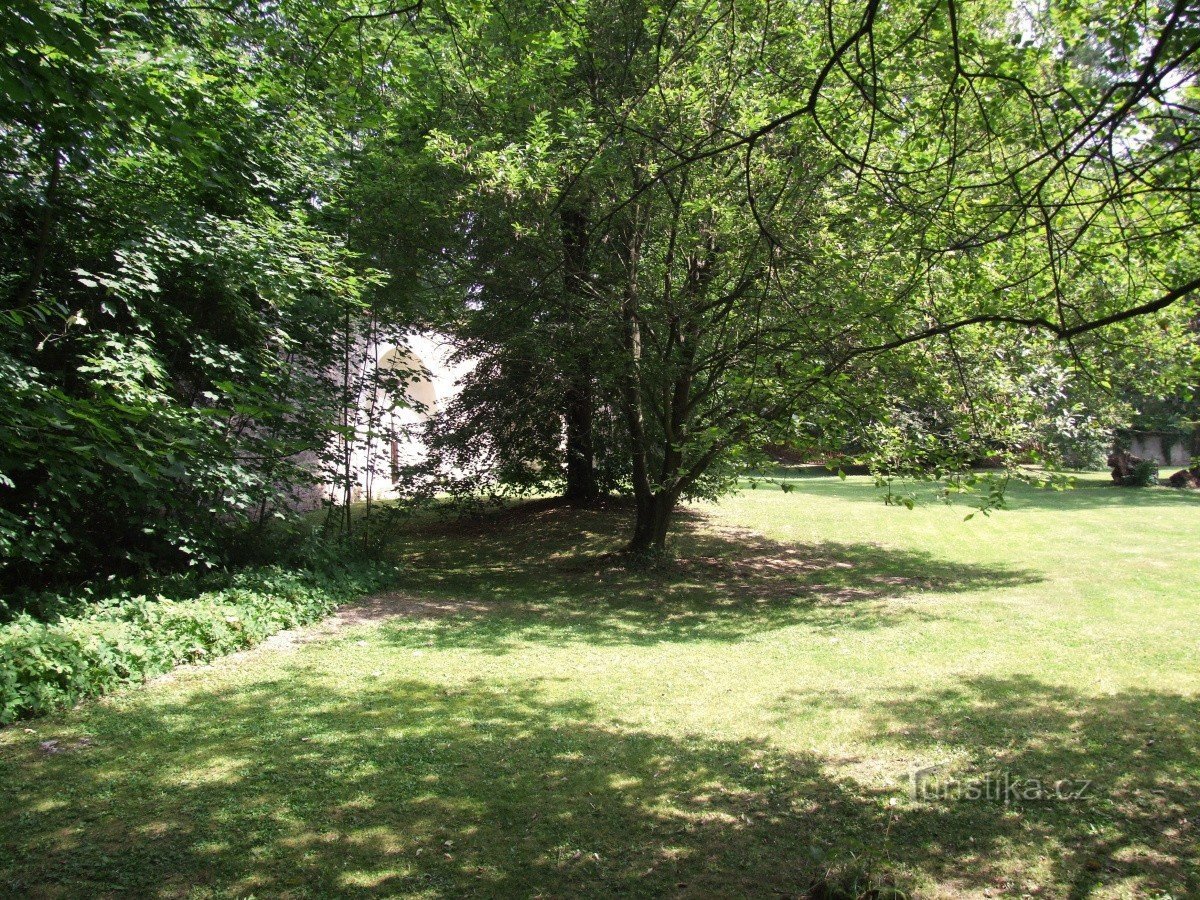 De noordelijke tuin van het Sazavian-klooster